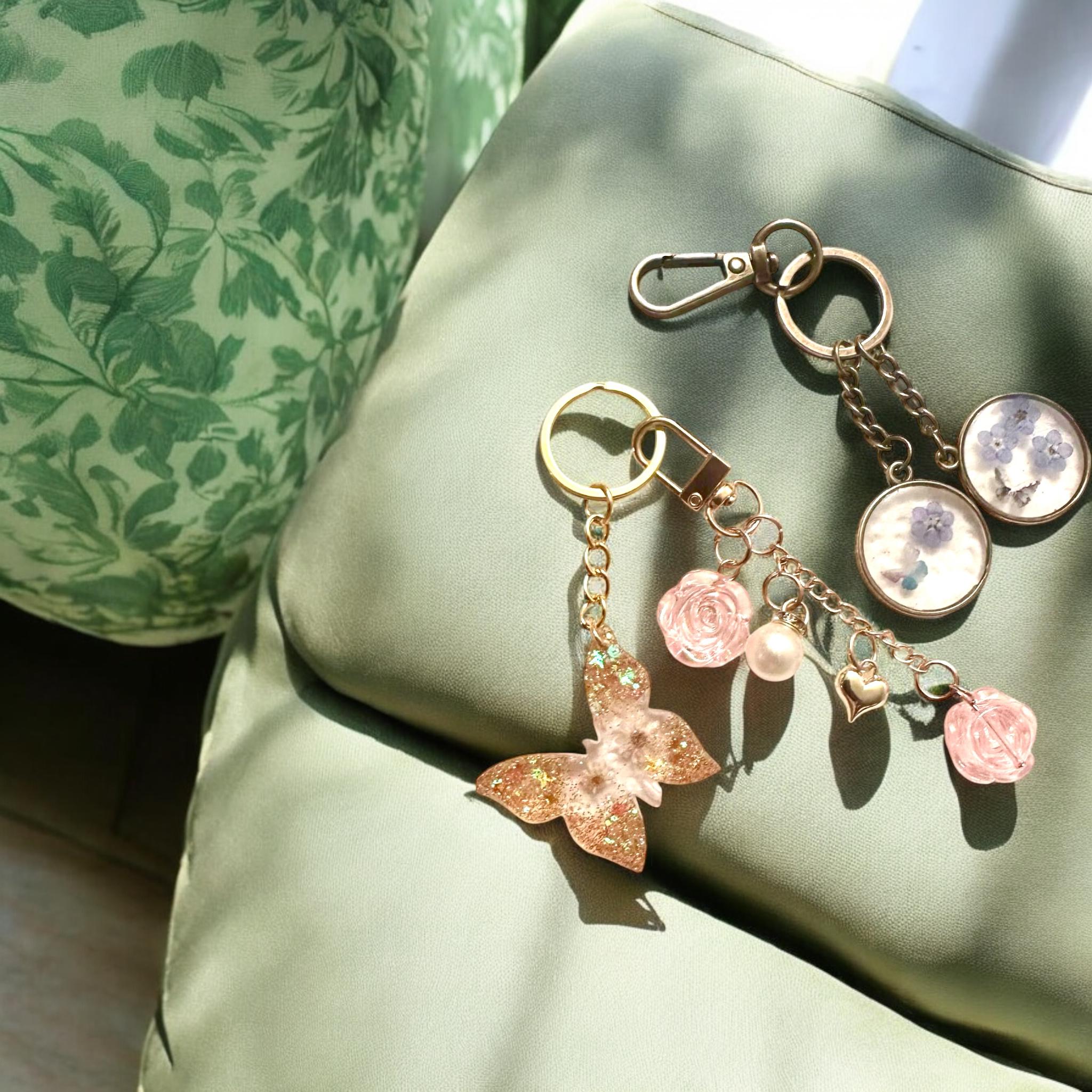 Sparkling Butterfly Keychain - Gold-Toned with Real Dried Flowers and Resin, Handcrafted Charm for Bags and Purses